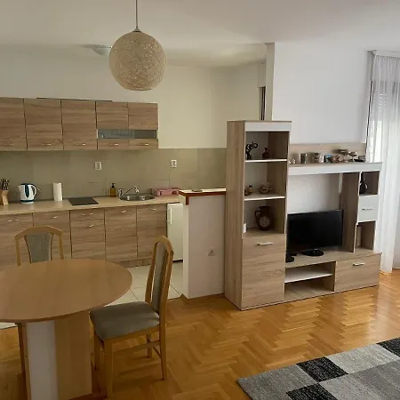 Apartment Lola *
